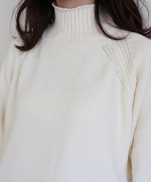 MODE ROBE(モードローブ)の「バックスリットデザインニット(ニット/セーター・レディース・パープル/アイボリー/グレイッシュベージュ・FREE)」の17枚目の写真