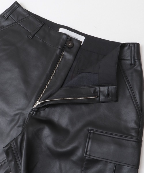 URBAN RESEARCH（アーバンリサーチ）の「GOODBETTERBEST　レザーショートカーゴパンツ（その他パンツ・メンズ・ブラック・1/2）」の4枚目の写真