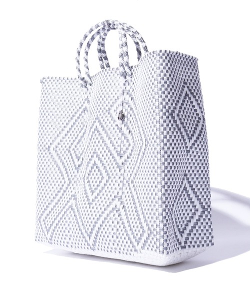 OJO DE MEX(オホデメックス)の「OJO DE MEX/オホデメックス Plastico CAGO Tote Regular カゴバッグ(かごバッグ・レディース・ブラック/ゴールド/ホワイト×レッド/ブラック×ゴールド/ホワイト×ブルー/ホワイト×シルバー/ホワイト/ネイビー/ホワイト×ブラウン/ネイビー系/ブラック系/ブルー系その他/ホワイト系その他/ベージュ系その他・ONE SIZE)」の5枚目の写真