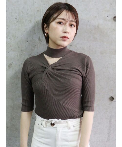 MURUA（ムルーア）の「フロントツイストハーフニット（ニット/セーター・レディース・ブラック/ベージュ/ブラウン/アイボリー・FREE）」の3枚目の写真