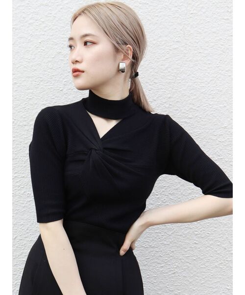 MURUA（ムルーア）の「フロントツイストハーフニット（ニット/セーター・レディース・ブラック/ベージュ/ブラウン/アイボリー・FREE）」の2枚目の写真
