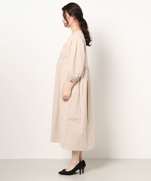 ehka sopo（エヘカソポ）の「シャーリングクルーワンピース（ワンピース・レディース・ラベンダー/チャコール/キナリ・ﾌﾘ-）」の4枚目の写真