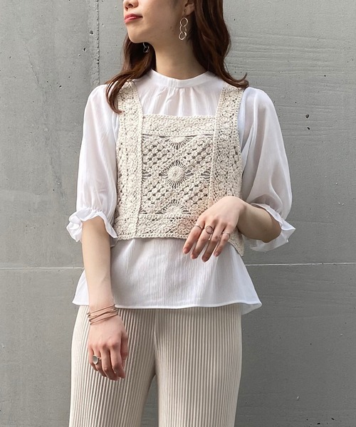 AS KNOW AS plus（アズノゥアズプラス）の「☆かぎ針ビスチェとブラウス（シャツ/ブラウス・レディース・ライトグリーン/ブルーグレー/キナリ・FREE）」の2枚目の写真