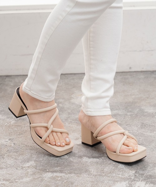 Newlyme（ニューリーミー）の「スクエアトゥツイストストラップサンダル（サンダル・レディース・ホワイト/ブラック/ベージュ/ブラウン/ゴールド・22.5cm/23cm/23.5cm/24cm/24.5cm/25cm/25.5cm）」の5枚目の写真