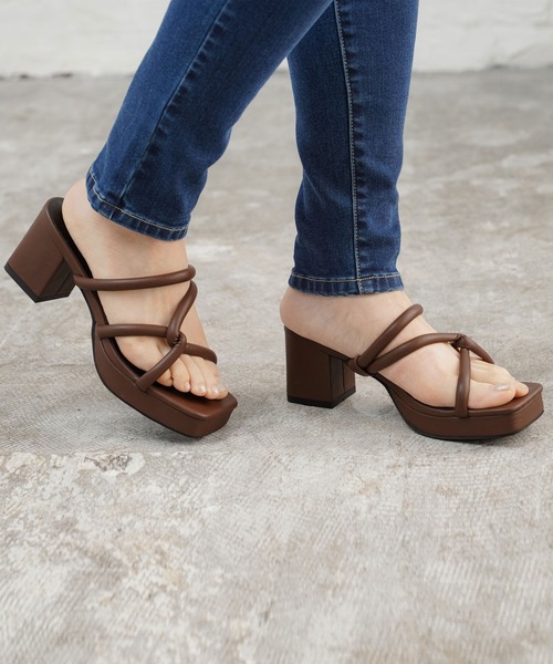 Newlyme（ニューリーミー）の「スクエアトゥツイストストラップサンダル（サンダル・レディース・ホワイト/ブラック/ベージュ/ブラウン/ゴールド・22.5cm/23cm/23.5cm/24cm/24.5cm/25cm/25.5cm）」の4枚目の写真