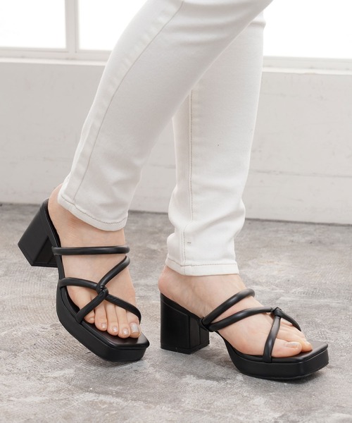 Newlyme（ニューリーミー）の「スクエアトゥツイストストラップサンダル（サンダル・レディース・ホワイト/ブラック/ベージュ/ブラウン/ゴールド・22.5cm/23cm/23.5cm/24cm/24.5cm/25cm/25.5cm）」の3枚目の写真