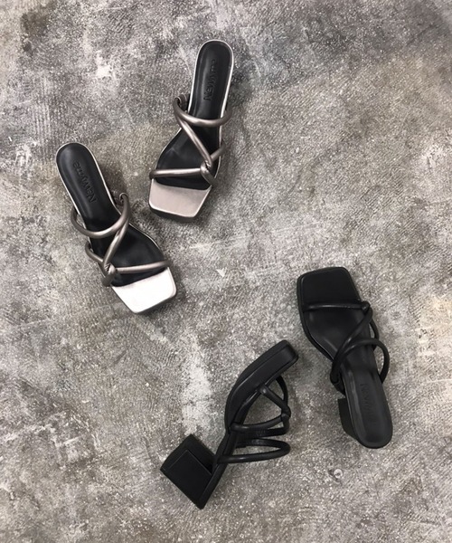 Newlyme（ニューリーミー）の「スクエアトゥツイストストラップサンダル（サンダル・レディース・ホワイト/ブラック/ベージュ/ブラウン/ゴールド・22.5cm/23cm/23.5cm/24cm/24.5cm/25cm/25.5cm）」の6枚目の写真