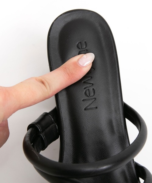 Newlyme（ニューリーミー）の「スクエアトゥツイストストラップサンダル（サンダル・レディース・ホワイト/ブラック/ベージュ/ブラウン/ゴールド・22.5cm/23cm/23.5cm/24cm/24.5cm/25cm/25.5cm）」の19枚目の写真