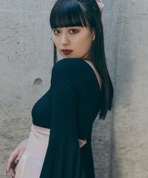 Romansual（ロマンシュアル）の「Romansual/2WAYフレアスリーブトップス（Tシャツ/カットソー・レディース・ブラック・FREE）」の2枚目の写真