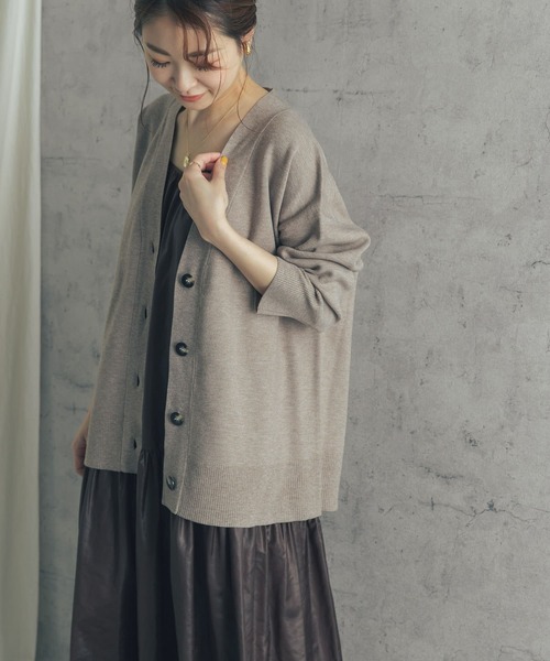 URBAN RESEARCH ROSSO（アーバンリサーチロッソ）の「スムースVネックニットカーディガン（カーディガン/ボレロ・レディース・ベージュ/グリーン・FREE）」の2枚目の写真