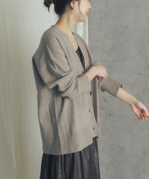 URBAN RESEARCH ROSSO（アーバンリサーチロッソ）の「スムースVネックニットカーディガン（カーディガン/ボレロ・レディース・ベージュ/グリーン・FREE）」の21枚目の写真