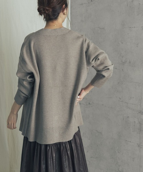 URBAN RESEARCH ROSSO（アーバンリサーチロッソ）の「スムースVネックニットカーディガン（カーディガン/ボレロ・レディース・ベージュ/グリーン・FREE）」の16枚目の写真