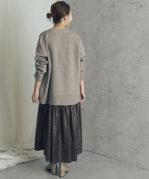 URBAN RESEARCH ROSSO（アーバンリサーチロッソ）の「スムースVネックニットカーディガン（カーディガン/ボレロ・レディース・ベージュ/グリーン・FREE）」の11枚目の写真