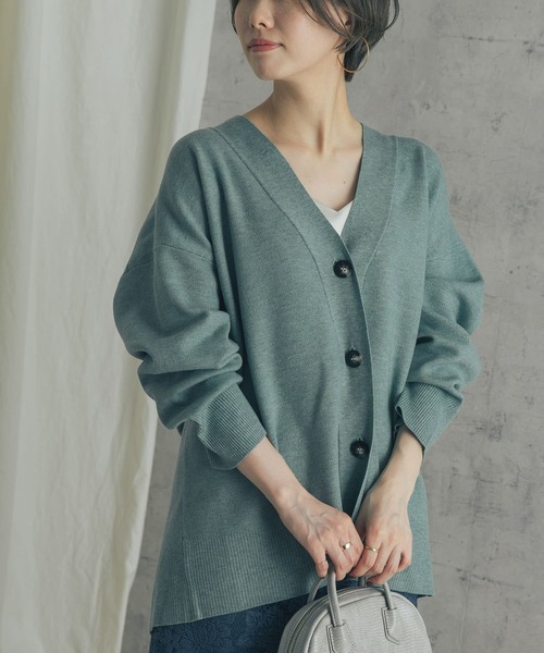 URBAN RESEARCH ROSSO（アーバンリサーチロッソ）の「スムースVネックニットカーディガン（カーディガン/ボレロ・レディース・ベージュ/グリーン・FREE）」の7枚目の写真