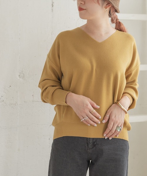 ITEMS URBANRESEARCH（アイテムズ アーバンリサーチ）の「ベーシックVネックニット（ニット/セーター・レディース・ベージュ/ブラウン/マスタード・FREE）」の7枚目の写真
