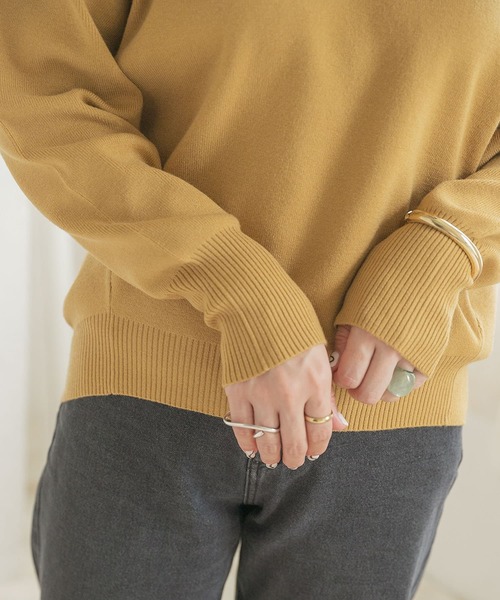 ITEMS URBANRESEARCH（アイテムズ アーバンリサーチ）の「ベーシックVネックニット（ニット/セーター・レディース・ベージュ/ブラウン/マスタード・FREE）」の4枚目の写真