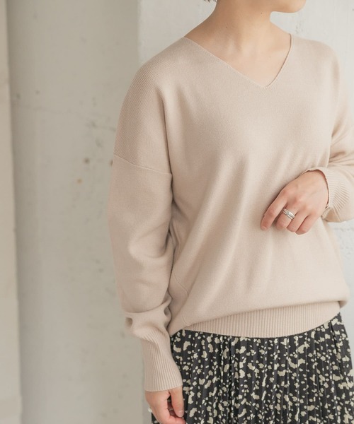 ITEMS URBANRESEARCH（アイテムズ アーバンリサーチ）の「ベーシックVネックニット（ニット/セーター・レディース・ベージュ/ブラウン/マスタード・FREE）」の5枚目の写真