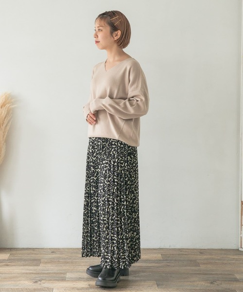 ITEMS URBANRESEARCH（アイテムズ アーバンリサーチ）の「ベーシックVネックニット（ニット/セーター・レディース・ベージュ/ブラウン/マスタード・FREE）」の17枚目の写真