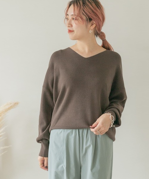 ITEMS URBANRESEARCH（アイテムズ アーバンリサーチ）の「ベーシックVネックニット（ニット/セーター・レディース・ベージュ/ブラウン/マスタード・FREE）」の9枚目の写真