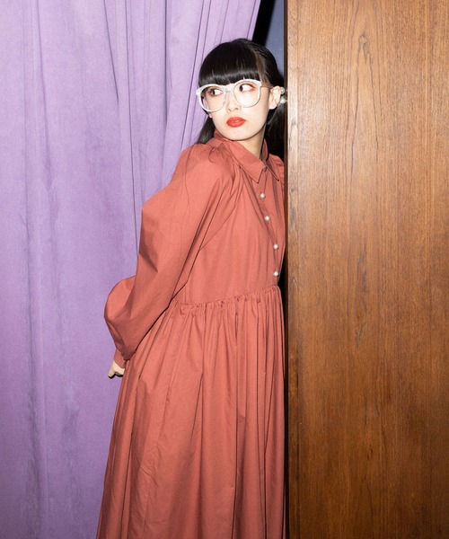 PUNYUS（プニュズ）の「パールボタンシャツワンピース（シャツワンピース・レディース・ブラック/サックスブルー/グリーン/ダークオレンジ・1/2/4/3）」の19枚目の写真