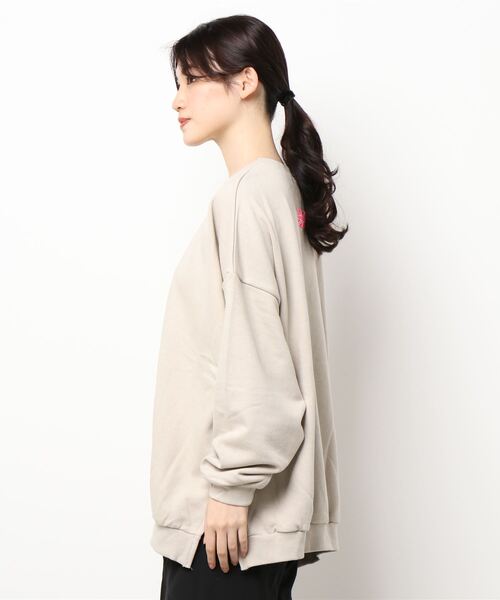 Q（キュー）の「ワッペン付きスウェット（スウェット・レディース・ライトグレー/ブラック/ベージュ・MEDIUM）」の4枚目の写真