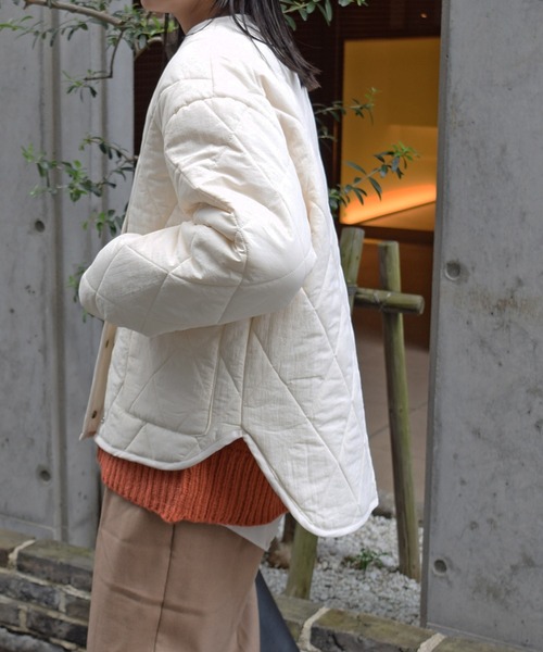 Marient（マリエント）の「スクエアキルトパイピングアウター（ダウンジャケット/コート・レディース・アイボリー/ブラック・FREE）」の19枚目の写真