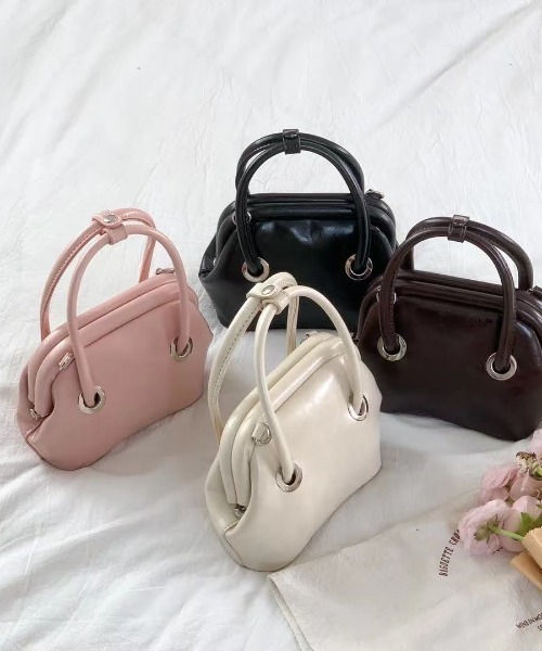 tukn.(トゥクン)の「エナメル風 ショルダー付きミニハンドバッグ(ショルダーバッグ・レディース・ブラック/ブラウン/ピンク/アイボリー・FREE)」の5枚目の写真