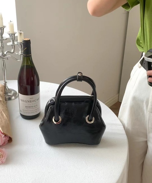 tukn.(トゥクン)の「エナメル風 ショルダー付きミニハンドバッグ(ショルダーバッグ・レディース・ブラック/ブラウン/ピンク/アイボリー・FREE)」の7枚目の写真
