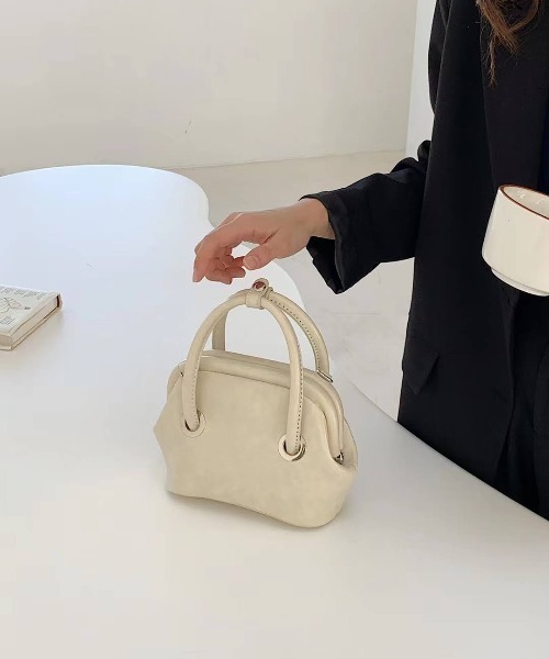 tukn.(トゥクン)の「エナメル風 ショルダー付きミニハンドバッグ(ショルダーバッグ・レディース・ブラック/ブラウン/ピンク/アイボリー・FREE)」の8枚目の写真