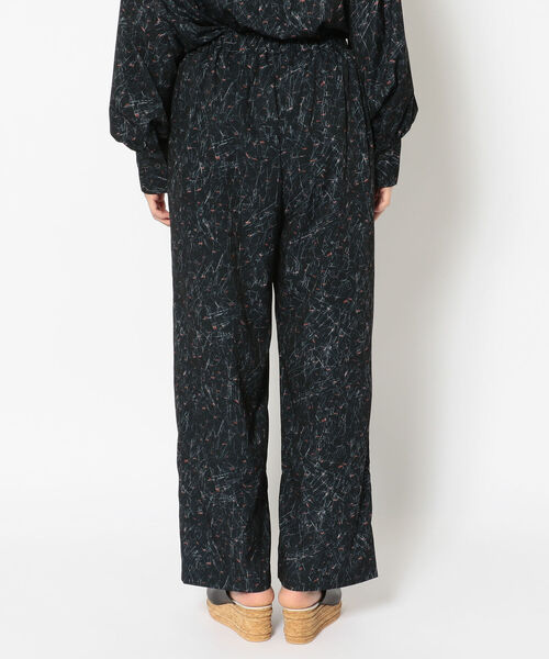 EACH.（イーチ）の「EACH(イーチ) PRINT TUCK PANTS/プリントタックパンツ（その他パンツ・レディース・ブラック・FREE）」の2枚目の写真