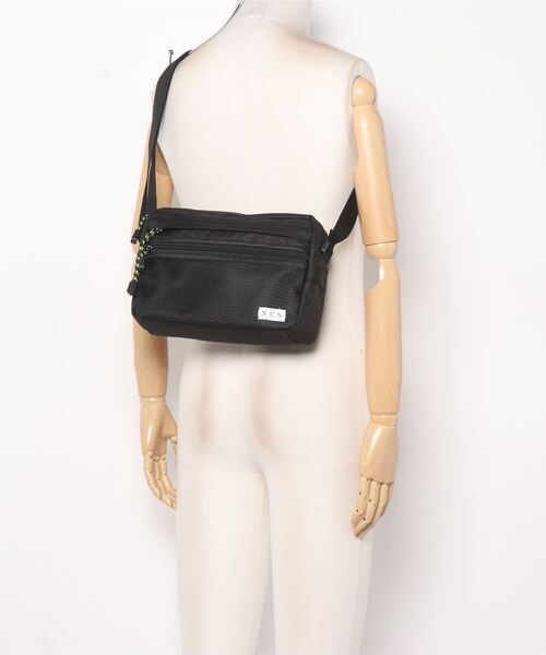 NUN（エヌユーエヌ）の「ＮＵＮ サコッシュ（ショルダーバッグ・レディース・ブルー/ブラック・FREE）」の4枚目の写真