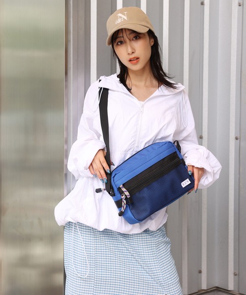 NUN（エヌユーエヌ）の「ＮＵＮ サコッシュ（ショルダーバッグ・レディース・ブルー/ブラック・FREE）」の2枚目の写真