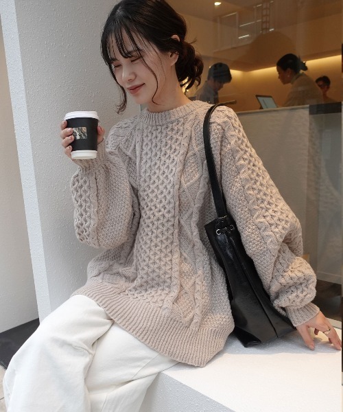 CORNERS（コーナーズ）の「ボリュームスリーブケーブルニット（ニット/セーター・レディース・スミクロ/オレンジ/グリーン/レッド/ピンク/グレイッシュベージュ/グレー/アイボリー/ブルー/ブラック/ブラウン・M）」の6枚目の写真