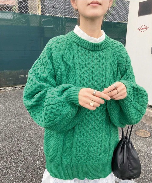 CORNERS（コーナーズ）の「ボリュームスリーブケーブルニット（ニット/セーター・レディース・スミクロ/オレンジ/グリーン/レッド/ピンク/グレイッシュベージュ/グレー/アイボリー/ブルー/ブラック/ブラウン・M）」の7枚目の写真