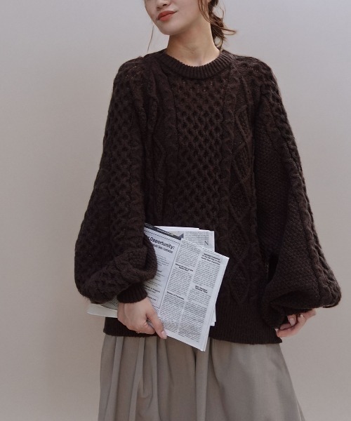 CORNERS(コーナーズ)の「ボリュームスリーブケーブルニット(ニット/セーター・レディース・スミクロ/オレンジ/グリーン/レッド/ピンク/グレイッシュベージュ/グレー/アイボリー/ブルー/ブラック/ブラウン・M)」の21枚目の写真