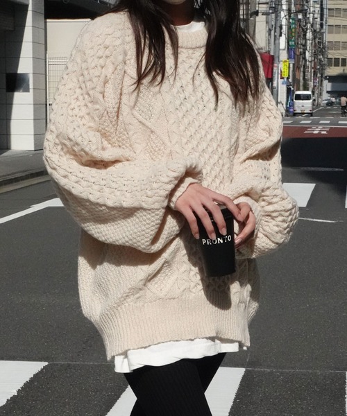 CORNERS（コーナーズ）の「ボリュームスリーブケーブルニット（ニット/セーター・レディース・スミクロ/オレンジ/グリーン/レッド/ピンク/グレイッシュベージュ/グレー/アイボリー/ブルー/ブラック/ブラウン・M）」の18枚目の写真