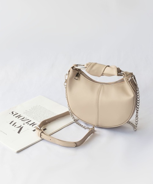 me+em select（ミームセレクト）の「【 2way 】ハーフムーンチェーンハンドバッグ【 ショルダーストラップ付属 】（ハンドバッグ・レディース・ブラック/グリーン/ダークベージュ/アイボリー/ブルー・FREE）」の4枚目の写真