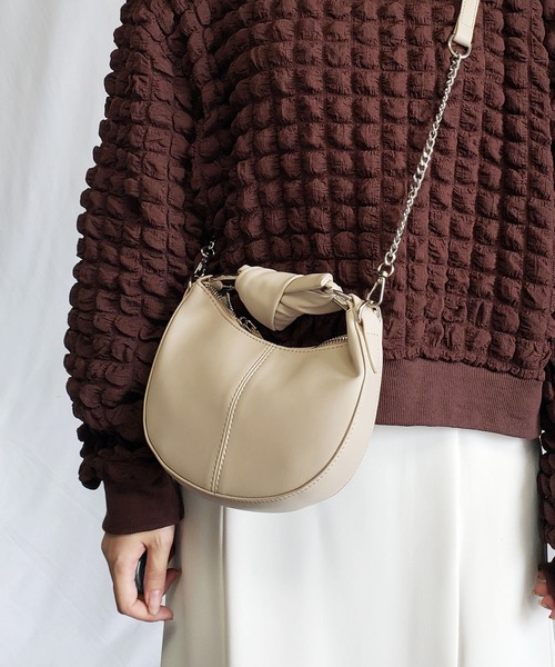 me+em select（ミームセレクト）の「【 2way 】ハーフムーンチェーンハンドバッグ【 ショルダーストラップ付属 】（ハンドバッグ・レディース・ブラック/グリーン/ダークベージュ/アイボリー/ブルー・FREE）」の13枚目の写真