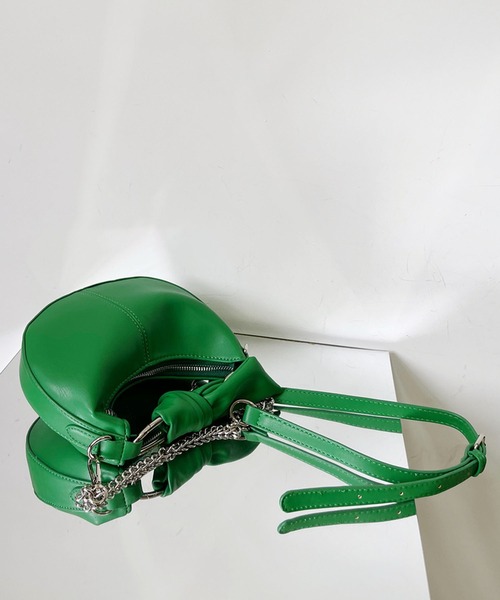 me+em select（ミームセレクト）の「【 2way 】ハーフムーンチェーンハンドバッグ【 ショルダーストラップ付属 】（ハンドバッグ・レディース・ブラック/グリーン/ダークベージュ/アイボリー/ブルー・FREE）」の9枚目の写真