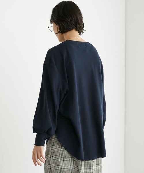 Chaco closet（チャコ クローゼット）の「カラーワッフルボリュームスリーブロングTシャツ（Tシャツ/カットソー・レディース・グリーン/オートミール/レッド/オレンジ/パープル/ピンク/ブルー/ホワイト/ブラック/スモークピンク/カーキ/チャコールグレー/ネイビー/ブラウン・FREE）」の18枚目の写真