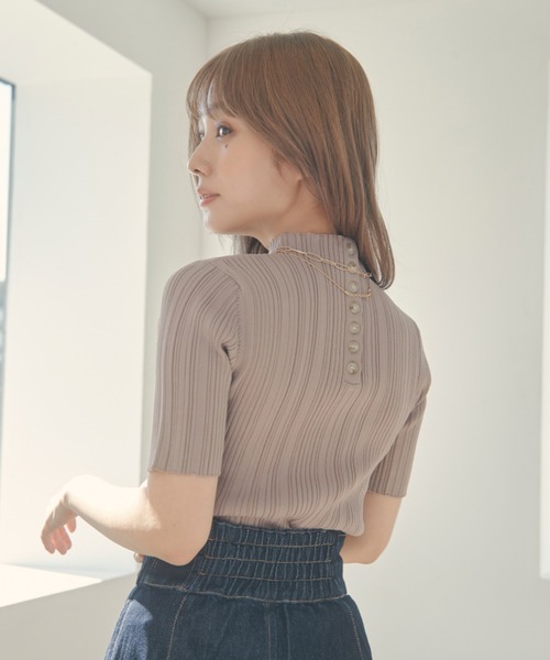 N WITH.（エヌウィズ）の「バックボタンランダムニット（ニット/セーター・レディース・モカ/ホワイト/ブルー/ブラック・FREE）」の7枚目の写真