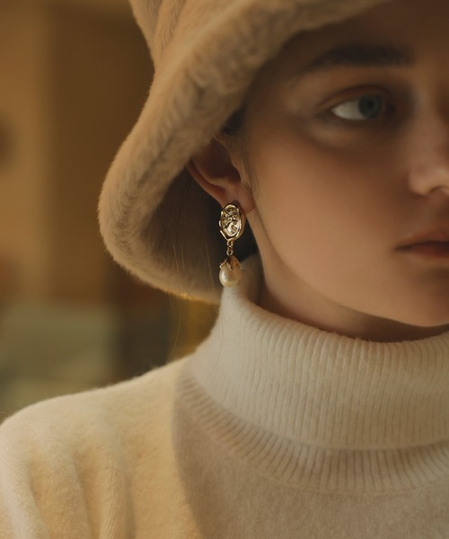 EIMY ISTOIRE（エイミーイストワール）の「コインモチーフパールイヤリング（イヤリング・レディース・ゴールド・FREE）」の2枚目の写真