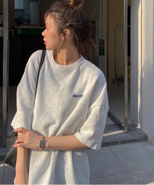 BARELY BLUE（ベアリーブルー）の「【 BARELY BLUE / ベアリーブルー 】 ビッグシルエット Newtro ロゴ Tシャツ（Tシャツ/カットソー・レディース・オフホワイト/ピンク/ネイビー・FREE）」の4枚目の写真