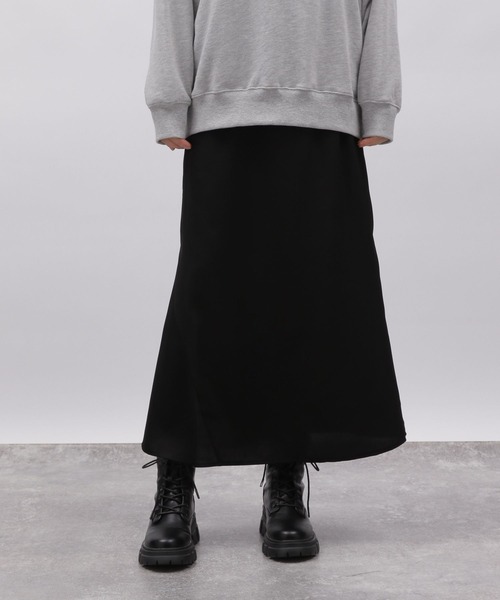 LAKOLE（ラコレ）の「サテンスカート / 972307（スカート・レディース・ダークグリーン/ブラック/グレイッシュベージュ・SMALL/MEDIUM）」の2枚目の写真