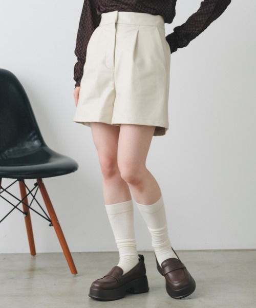 Kastane(カスタネ)の「【SETUP対応】フェイクレザーショートパンツ(その他パンツ・レディース・アイボリー/ブラック・FREE)」の4枚目の写真