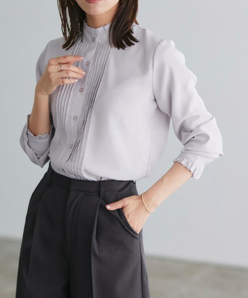 Pierrot（ピエロ）の「フリルネックピンタックブラウス（シャツ/ブラウス・レディース・ネイビー系/オフホワイト/ブラック/ホワイト系/ネイビー/グレー/ライトベージュ・L/M）」の5枚目の写真