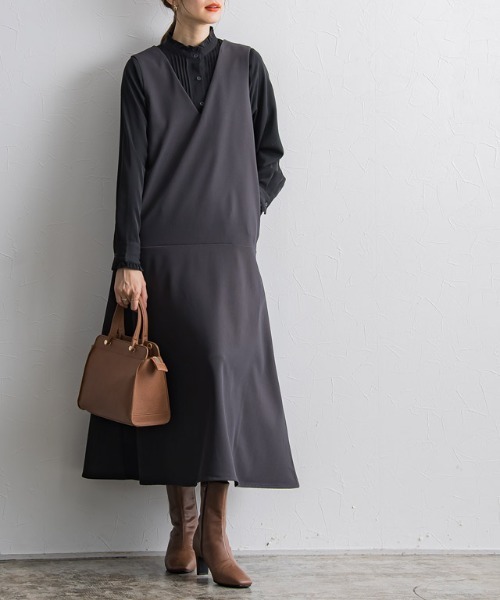 Pierrot（ピエロ）の「フリルネックピンタックブラウス（シャツ/ブラウス・レディース・ネイビー系/オフホワイト/ブラック/ホワイト系/ネイビー/グレー/ライトベージュ・L/M）」の17枚目の写真