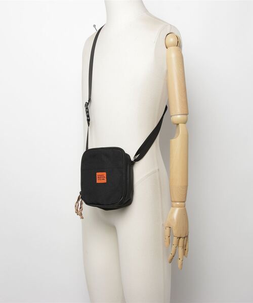KRIFF MAYER（クリフメイヤー）の「【KRIFF MAYER/クリフメイヤー】ワンポイント マルチミニショルダーバッグ（ボディバッグ/ウエストポーチ・メンズ・ベージュ/ブラック/ダークグリーン・FREE）」の7枚目の写真