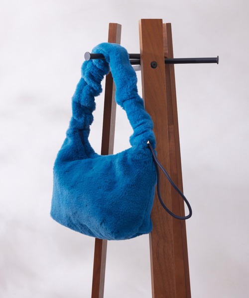 Chez toi(シェトワ)の「エコファーギャザーハンドルBAG(トートバッグ・レディース・ブルー/チャコールグレー/ベージュ・FREE)」の8枚目の写真