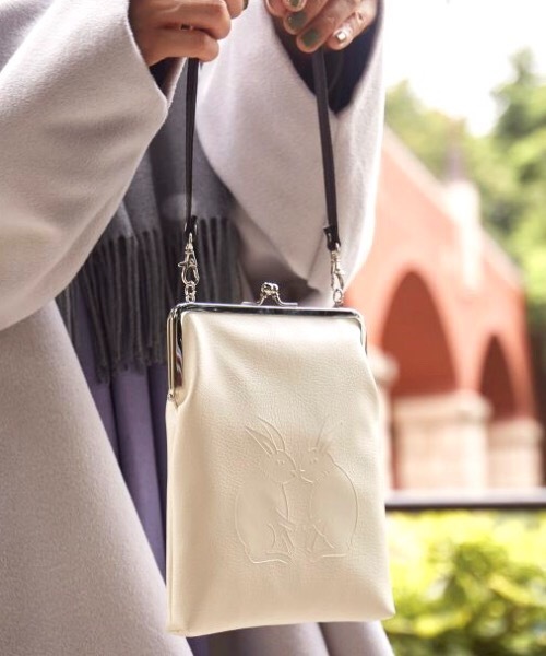 カヤ（カヤ）の「【カヤ】うさぎがま口ハンドバッグ（ハンドバッグ・レディース・レッド/ホワイト/ブルー・FREE）」の2枚目の写真